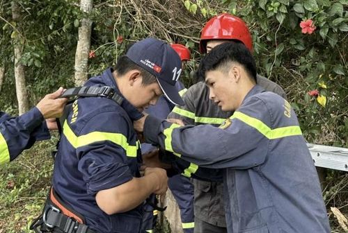 Chuẩn bị thiết bị để xuống giếng sâu tiếp cận nạn nhân.
