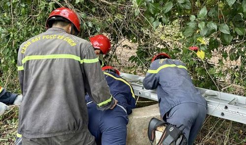 Tổ cứu hộ tiếp cận khảo sát tình trạng thực tế của nạn nhân.