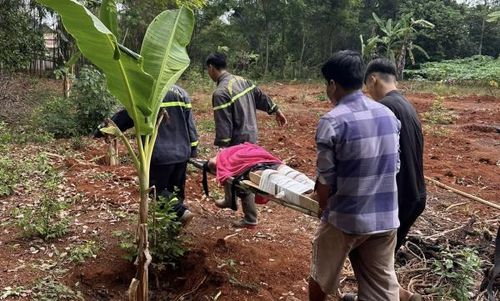 Di chuyển nạn nhân ra xe cứu thương.