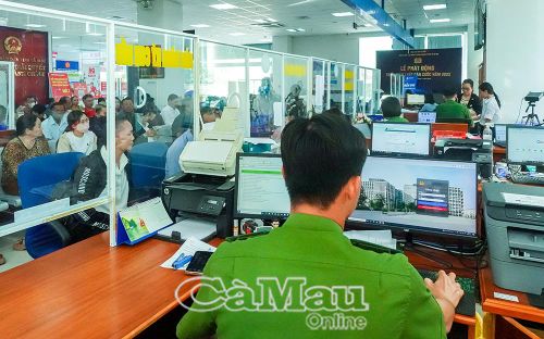 Người dân thực hiện thủ tục hành chính tại Trung tâm Phục vụ hành chính công tỉnh Cà Mau.