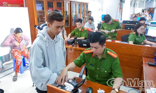 Cán bộ công an tận tình hướng dẫn người dân hoàn thiện thủ tục cấp căn cước, định danh điện tử, đưa dịch vụ công đến gần dân hơn.