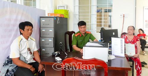 Không để người dân phải đi xa, lực lượng Công an xã Vĩnh Hậu chủ động làm căn cước và định danh điện tử cho người dân.