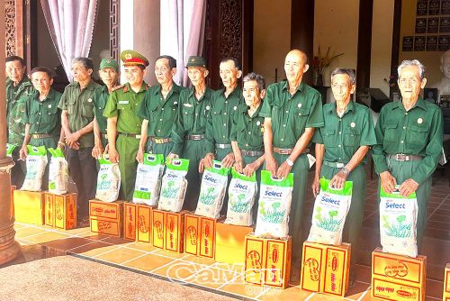  Cán bộ Phòng Cảnh sát quản lý hành chính về trật tự xã hội (Công an tỉnh) trao quà tri ân các cựu chiến binh Xã Lương Thế Trân.
