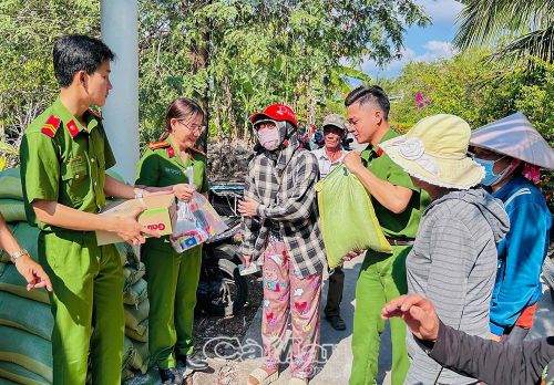  Cán bộ Phòng Cảnh sát thi hành án hình sự và hỗ trợ tư pháp (Công an tỉnh) trao quà cho bà con ấp Tân Tiến, Xã Trần Văn Thời.
