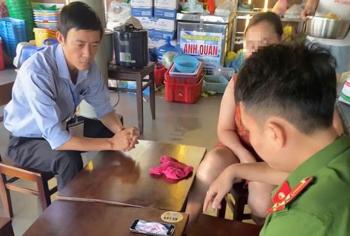 Đoàn kiểm tra của lực lượng chức năng phường Thuận Hóa (TP Huế) làm việc với đại diện cơ sở bán quán cơm Bà Chủ.