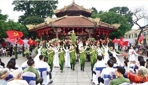 Chương trình nghệ thuật với chủ đề “Hà Nội bình yên” diễn ra tại khu vực Nhà Bát Giác, Hoàn Kiếm, Hà Nội. Ảnh: Viết Thành
