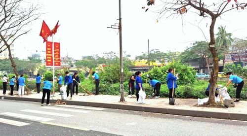 Đông đảo tầng lớp nhân dân phường Định Công tham gia tổng vệ sinh môi trường. Ảnh: Hiền Chi