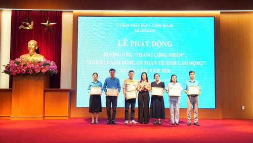 Lãnh đạo xã Gia Lâm khen thưởng các tập thể, cá nhân có thành tích trong phong trào thi đua “Xanh - Sạch - Đẹp, bảo đảm ATVSLĐ” năm 2025