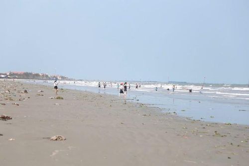 Trái ngược với sự náo nhiệt tại Thịnh Long, bãi biển Quất Lâm (tỉnh Ninh Bình) lại rơi vào cảnh đìu hiu, vắng vẻ lạ thường ngay giữa cao điểm nghỉ lễ.