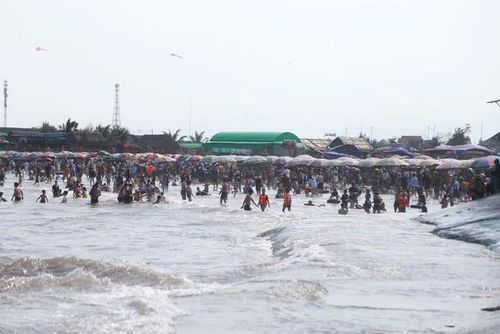 Khu vực nhà thờ đổ Hải Lý, xã Hải Tiến đông đảo người dân, du khách đến tắm.