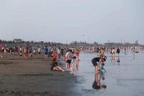 Hạ tầng dịch vụ tại bãi tắm Thịnh Long hoạt động hết công suất.