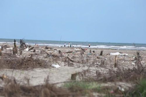 Theo ghi nhận của phóng viên, dọc mép nước là tình trạng rác thải sinh hoạt, túi nilon trôi dạt trắng xóa, gây mất mỹ quan đô thị nghiêm trọng.