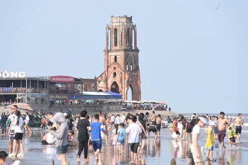Không khí sôi động tại bãi cát khu vực Nhà thờ đổ, sức sống du lịch tại đây rất mạnh mẽ với các hoạt động thể thao tự phát của giới trẻ.