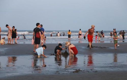 "Biển người" dưới làn nước tại Thịnh Long. Sau khi sáp nhập và thực hiện mô hình quản lý hành chính mới, khu vực này vẫn giữ vững vị thế là trọng điểm thu hút khách du lịch biển của tỉnh.