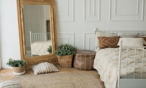 Việc làm đầu tiên khi biết được đặt gương trong phòng ngủ như thế nào cho đúng thì bạn cần phải biết đến hướng đặt gương trong phòng ngủ.