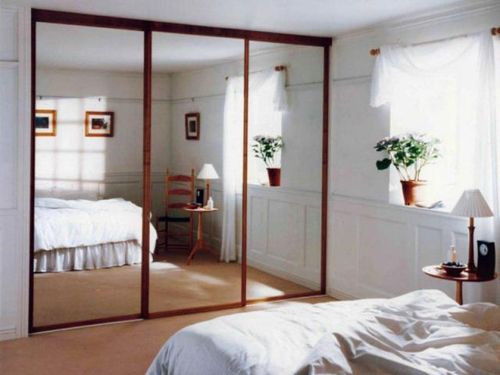 Chọn một bức tranh hoặc là màn che phù hợp với phong cách và không gian nội thất của phòng ngủ.