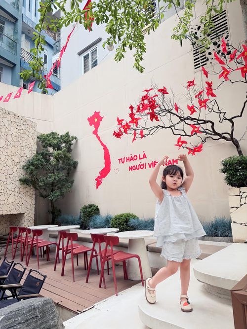 Khoảnh khắc con gái MC Hạnh Phúc pose tự tin: Hai tay tạo hình trái tim, biểu cảm “diễn sâu” rất đáng yêu khiến fan thích thú.