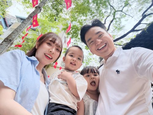 Trong những hình ảnh được đăng tải, gia đình nhỏ của MC Hạnh Phúc xuất hiện với phong cách giản dị. Từ không gian trang trí rực rỡ cờ đỏ sao vàng cho đến những góc phố rợp bóng cây, mỗi bức ảnh đều ghi lại những khoảnh khắc đáng yêu và gần gũi của 4 thành viên.