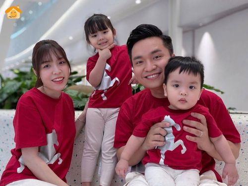 Cách đây không lâu, MC Hạnh Phúc khiến người hâm mộ trầm trồ khi kỷ niệm 6 năm ngày cưới. Anh chia sẻ rằng 6 năm qua là một hành trình đầy ý nghĩa với sự ra đời của hai thiên thần Trứng và Voi.
