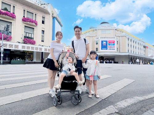 Mới đây, MC Hạnh Phúc gây chú ý chia sẻ loạt khoảnh khắc cả gia đình vui chơi phố phường Hà Nội nhân dịp lễ với tinh thần đầy năng lượng: “Nhà Trứng Voi đi chơi lễ, mỗi buổi một nơi, tưng tưng” .