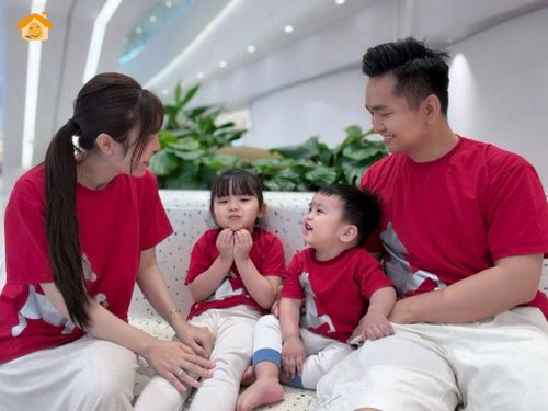 MC Hạnh Phúc (SN 1986) quê Ninh Bình. Anh từng giành Giải thưởng Én vàng 2011. Bản thân cũng đã vượt qua biến cố mắc căn bệnh ung thư máu năm 2012. Hiện tại, nam MC là gương mặt gắn bó với bản tin Chuyển động 24h, chương trình Cặp lá yêu thương. Với phong cách lịch lãm, chỉn chu, lại gần gũi đời thường, Hạnh Phúc chiếm được thiện cảm của khán giả truyền hình.