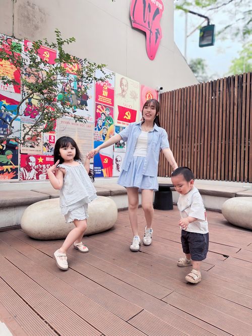 Sự đáng yêu của 2 nhóc tỳ khiến nhiều người không khỏi dành lời khen cho cách nuôi dạy con của vợ chồng MC Hạnh Phúc.