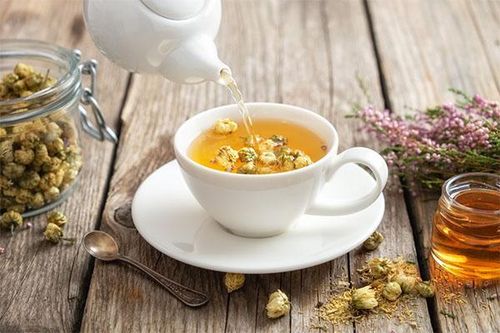 Uống trà hoa cúc giúp thư giãn và giảm bớt trạng thái hưng phấn quá mức.