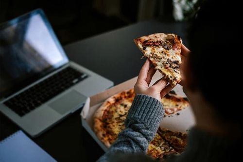 Nếu ăn khuya, hãy giữ khẩu phần nhỏ, tránh các món nhiều đường, nhiều chất béo hoặc quá nặng bụng.