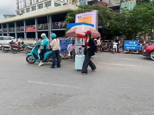 Dù lượng phương tiện và hành khách đổ về tăng mạnh nhưng tình hình an ninh trật tự luôn được đảm bảo.