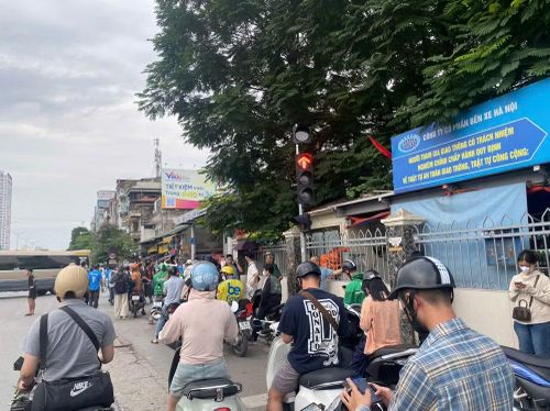 Lực lượng chức năng khuyến cáo, người dân khi vào khu vực bến xe cần tuân thủ hướng dẫn của lực lượng chức năng và nhà xe, không chen lấn, xô đẩy, đặc biệt chú ý bảo quản tài sản cá nhân trong môi trường đông người.