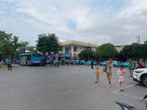 Sau hành trình dài nhiều em nhỏ không tránh khỏi mệt mỏi.