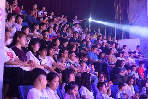 Rạp Xiếc Trung ương gần kín chỗ ngồi.