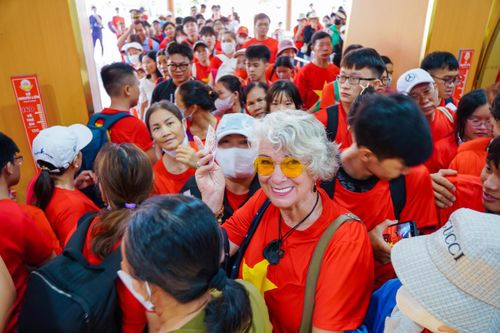Du khách xếp hàng dài chờ đợi vào cổng các khu vui chơi, giải trí. Ảnh: T.H