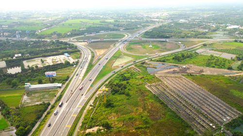  Vùng đất phèn Tân Phước kết nối tuyến cao tốc Trung Lương – TP.HCM, Trung Lương – Mỹ Thuận góp phần thúc đẩy phát triển kinh tế địa phương. 