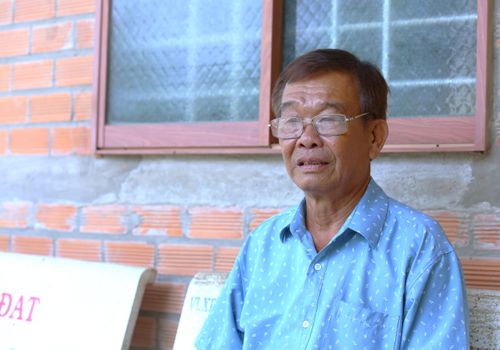  Ông Hồ Văn Xinh một trong những người bám trụ trên vùng đất phèn Tân Phước. 