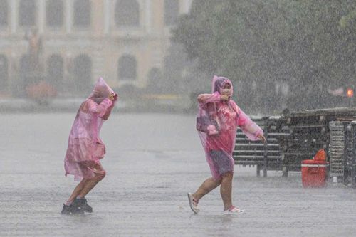 Người dân cần đặc biệt chú ý khi di chuyển ngoài trời khi mưa lớn. Ảnh: Khương Nguyễn.