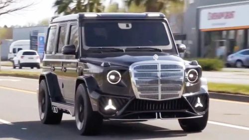  Chiếc xe được bắt gặp tại Dubai ở phối màu ngoại thất đen, lưới tản nhiệt chrome. Ảnh: Carscoops. 