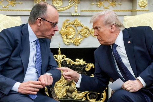 Tổng thống Mỹ Donald Trump trao đổi với Thủ tướng Đức Friedrich Merz tại Nhà Trắng hồi tháng 3. Ảnh: Reuters.