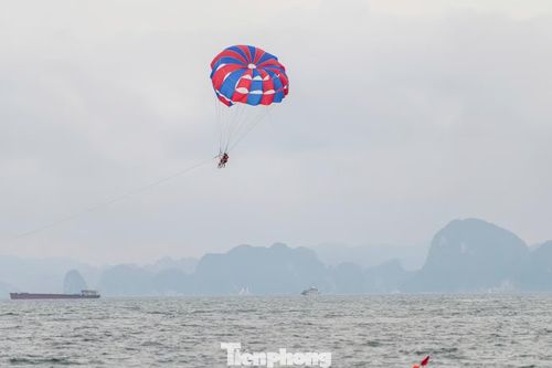  Nhiều hoạt động trên biển như dù lượn, lướt sóng... vẫn diễn ra. 