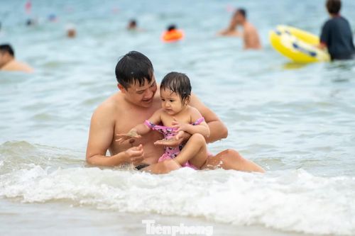  Anh Hoàng Văn Quân (trú tỉnh Hưng Yên) cho biết cùng gia đình đến Quảng Ninh chơi suốt kỳ nghỉ lễ vừa qua. "Chúng tôi đi nhiều nơi ở Quảng Ninh và chọn hai ngày cuối tuần của kỳ nghỉ tại Khu du lịch Bãi Cháy để nghỉ ngơi trước khi quay trở lại với công việc. Thời tiết tuy hơi lạnh nhưng tôi vẫn đưa con xuống biển để tắm", anh Quân chia sẻ. 