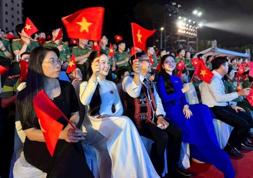 Đông đảo cán bộ, chiến sĩ lực lượng An ninh nhân dân cùng người dân và du khách bày tỏ ấn tượng với đêm Gala "Tổ quốc bình yên"