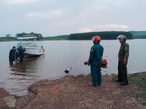 Lực lượng chức năng và người dân tổ chức tìm kiếm nạn nhân đuối nước