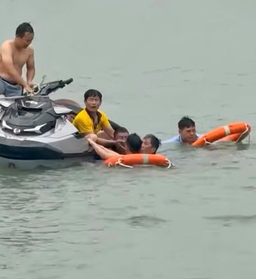 Diễn viên và du khách trải nghiệm flyboard được cứu hộ kịp thời và không có thương vong. Ảnh: MXH