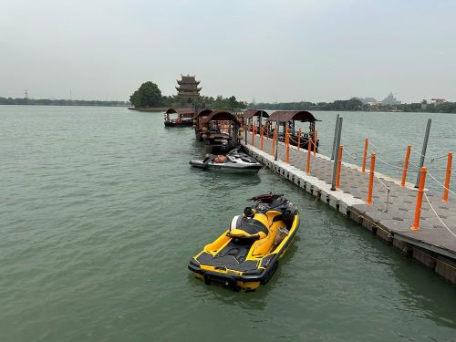 Khu vực hồ Núi Lớ tạm thời đóng cửa, kể cả cầu phao vào chùa Vàng tham quan cũng tạm dừng hoạt động sau sự cố