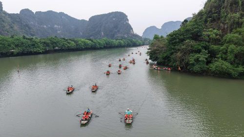 Tràng An luôn lọt top những khu du lịch ở Ninh Bình có nhiều du khách tham quan, trải nghiệm