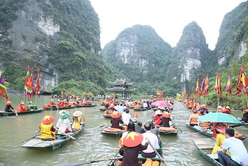 Đoàn rước đi qua khu vực thủy đình