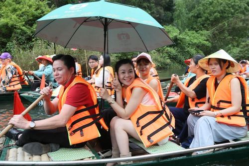 Du khách thích thú khi được trải nghiệm không gian văn hóa tại Lễ hội Tràng An