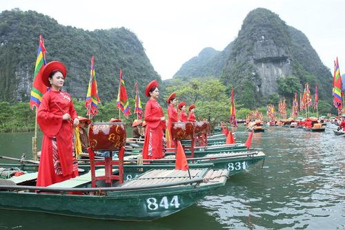 Nhiều tiết mục âm nhạc dân tộc đặc sắc được bố trí dọc sông Sào Khê