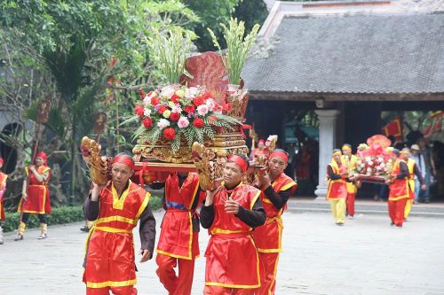 Đoàn rước kiệu tiến vào sân đền thực hiện các nghi lễ