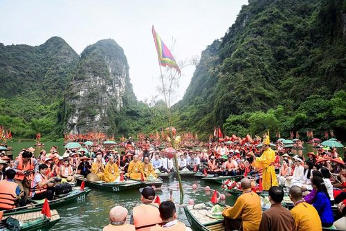 Nghi lễ rước nước được thực hiện trên dòng Sào Khê lịch sử